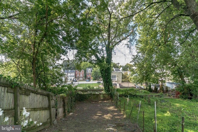 Building Photo - Spacious 3-Bedroom Home with Deck and Bonu...