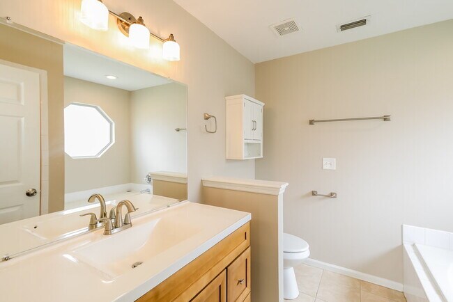 Building Photo - 652 Morning Mist Way