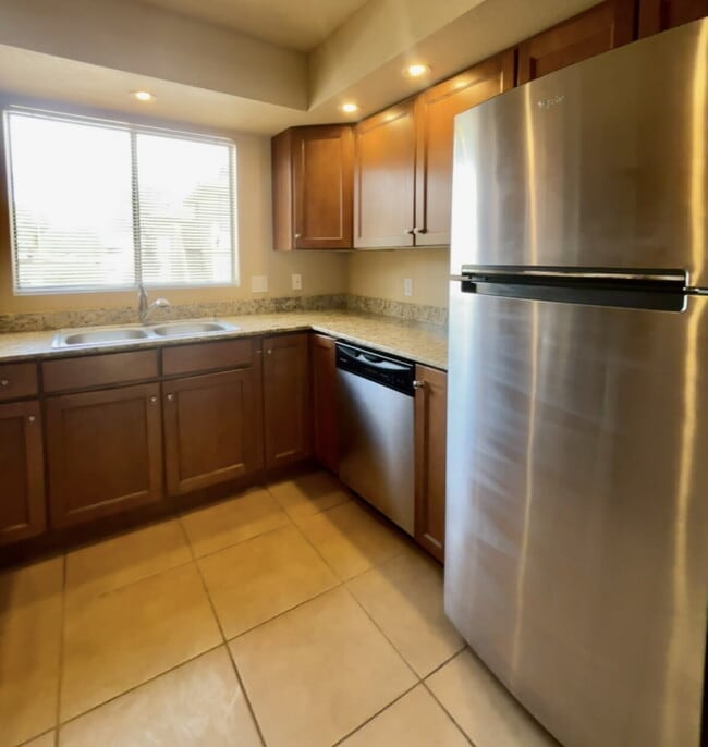 Building Photo - "Discover Modern Comfort: 2-Bed, 2-Bath Condo Tucsons Foothills “