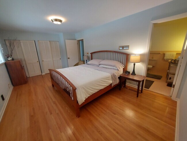 King Sized Master Bedroom - 4401 Avondale Rd