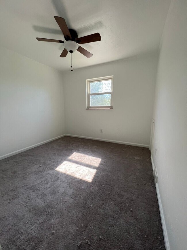 Building Photo - Modern 3 bedroom, 1.5 bathroom home in Bethel Park