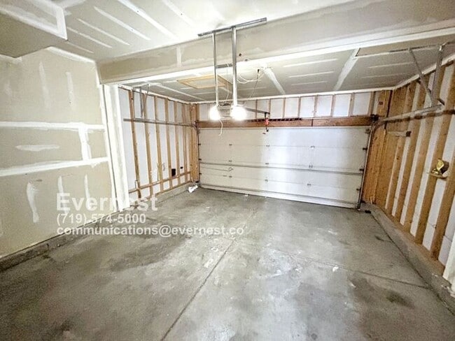 Building Photo - Gorgeous 3-Bedroom Home with Cozy Fireplac...