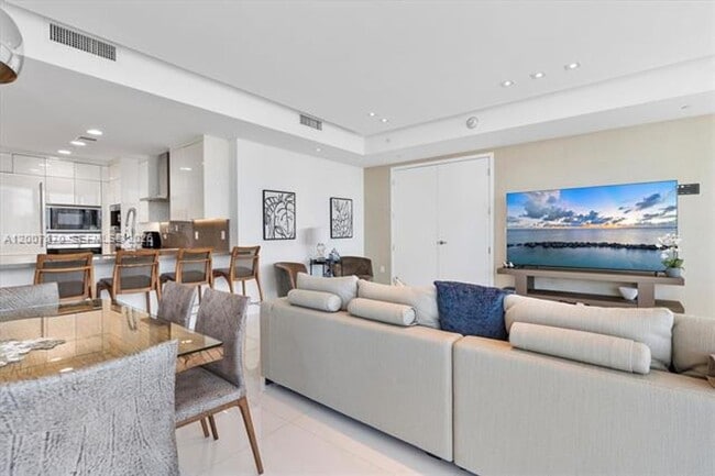 Building Photo - 17475 Collins Ave