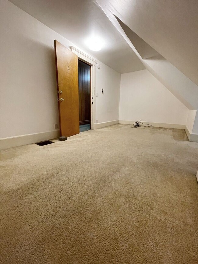 Building Photo - 7 Bedroom Close to Ross, Yost, and UM campus!