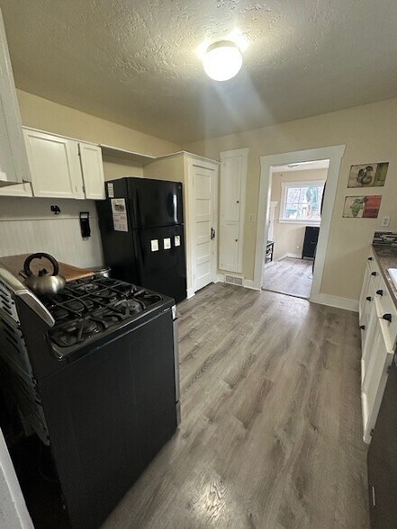 Building Photo - 80 N Sugar St