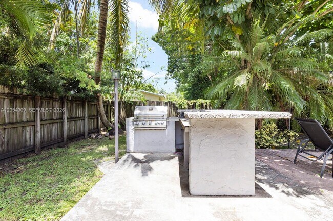 Building Photo - 8315 SW 62nd Ct