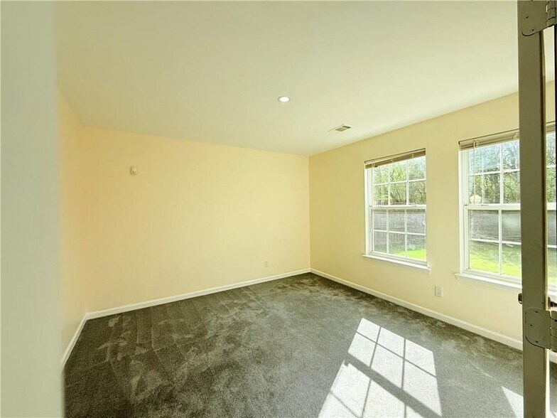 Building Photo - 893 Hawthorn Ln