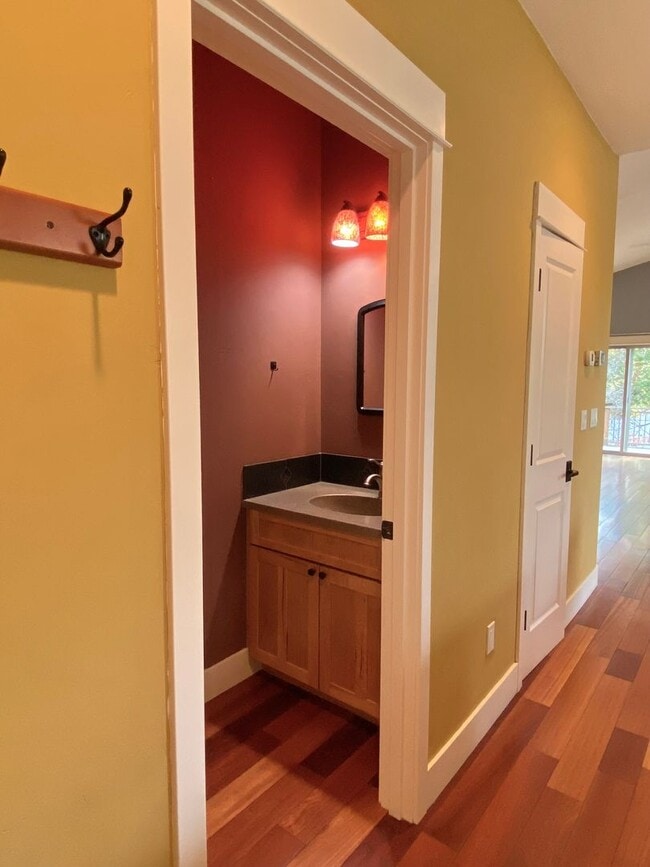 Building Photo - Spacious 3 BR w/ all wood floors and great midtown Bend location