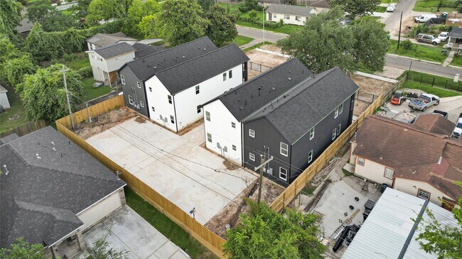 Building Photo - 422 Clinton Park St