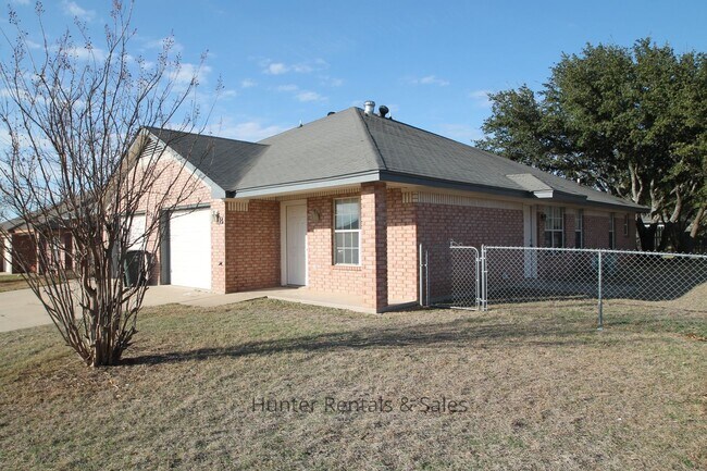 Building Photo - Location Location!!