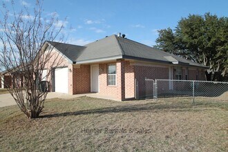 Building Photo - Location Location!!