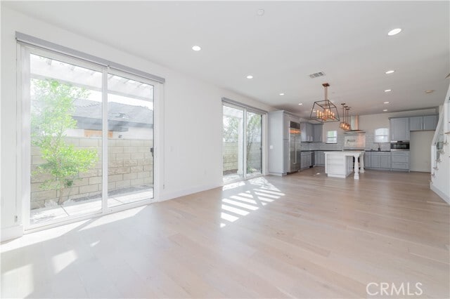 Building Photo - 146 E 18th St