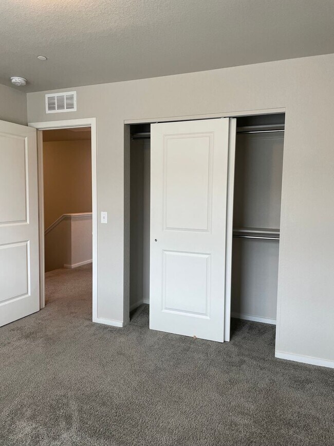 Building Photo - Luxury Rowhouse w/ 2-Car Garage in NE Ft. Collins