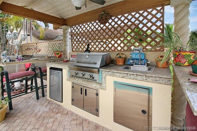 Building Photo - 16657 Redwood Way