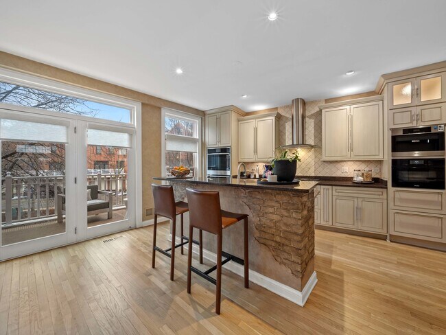 Building Photo - 2048 Valor Ct