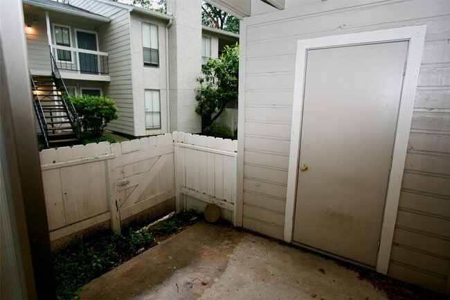 Building Photo - 17401 Red Oak Dr