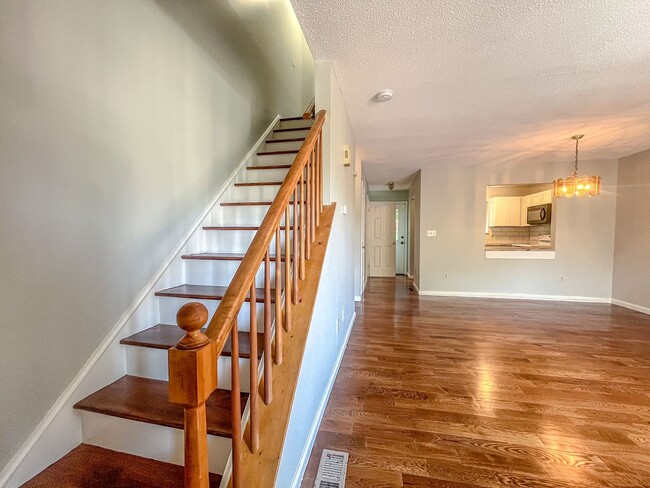 Building Photo - 2 Bed/ 1.5 Bath- Renovated Duplex Condo W/...