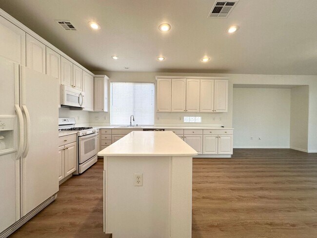 Building Photo - 4684 Riva De Romanza St