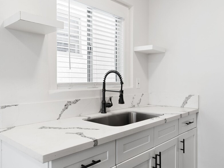 Building Photo - 608 W 6th St