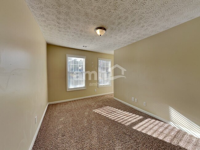 Building Photo - 700 Rosehill Ln