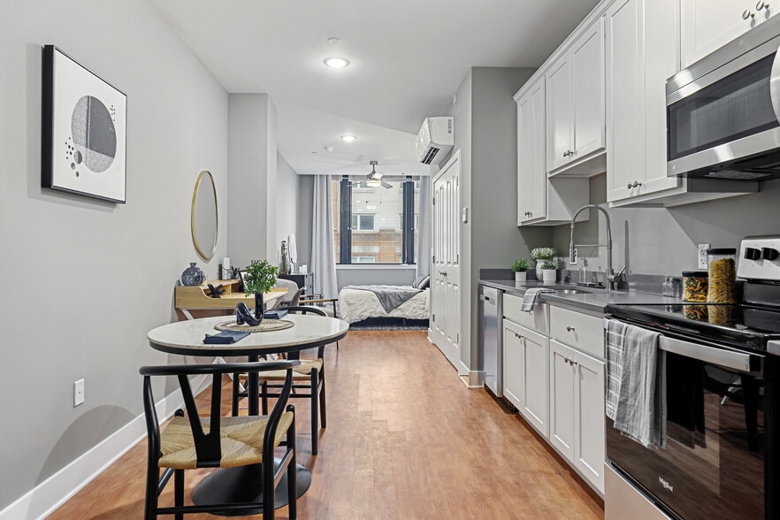 Primary Photo - 300 W Fayette Apartments