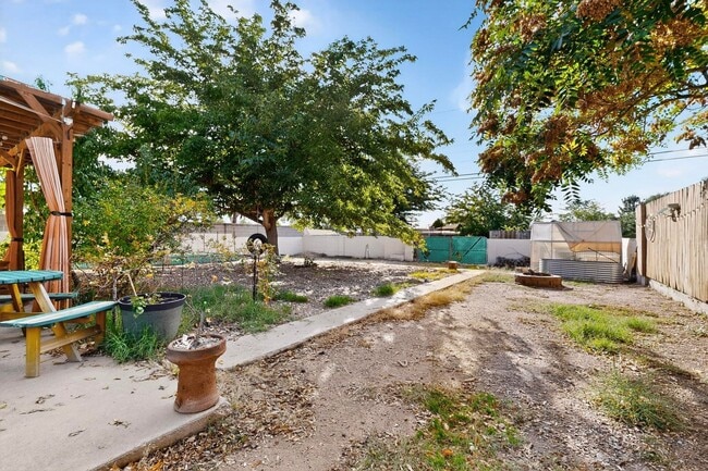 Building Photo - UPTOWN 2/bd 1/ba 1/cg 950/sf