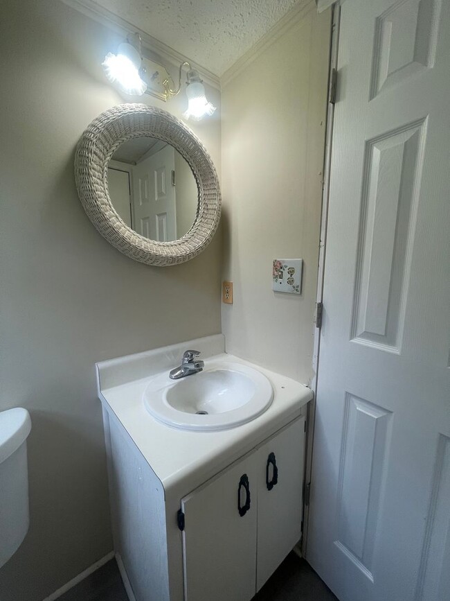 Building Photo - Great Location to Local Amenities