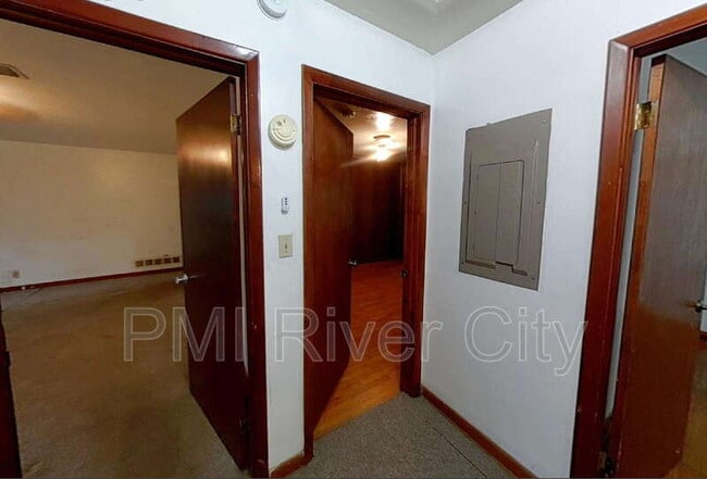 Building Photo - 7473 Greenway Dr