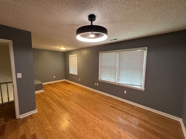 Building Photo - Fenced yard!