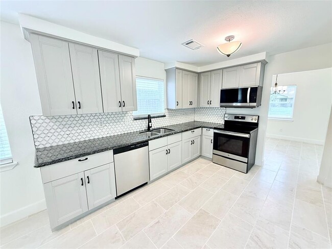 Building Photo - 6027 Beaudry Dr