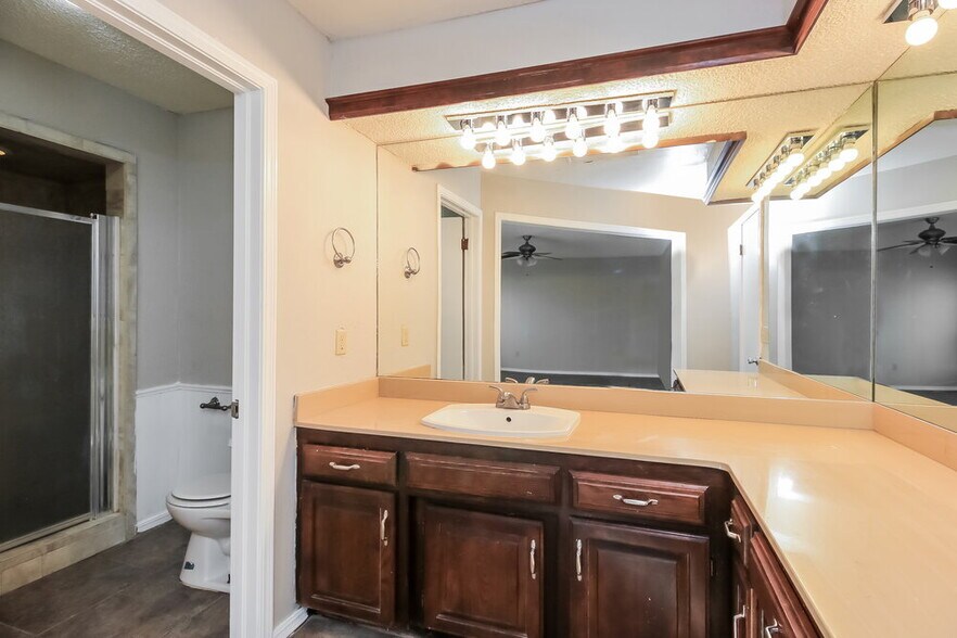 Building Photo - 2917 Greenfield Dr