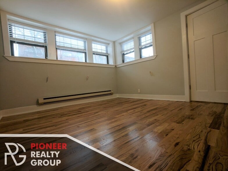Building Photo - 4409 N Wolcott Ave