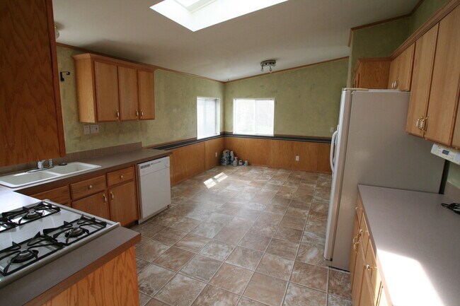 Building Photo - 3 bed 2 bath home with fireplace
