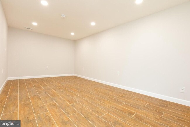 Building Photo - 9004 Roundleaf Way