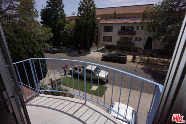 Building Photo - 1418 S Bentley Ave