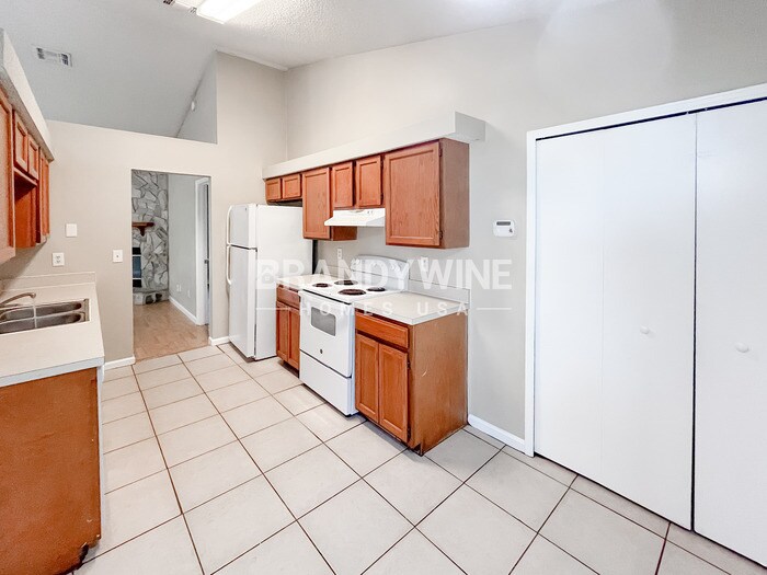 Building Photo - 7901 Winterwood Cir N