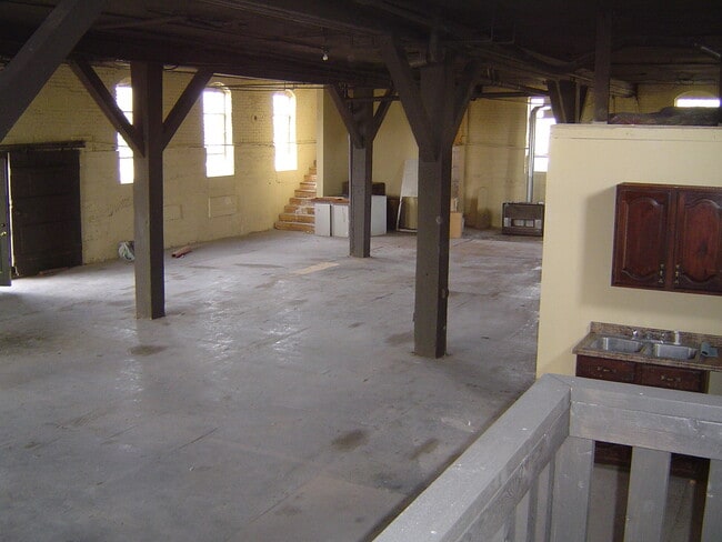 Building Photo - 1303 W College St