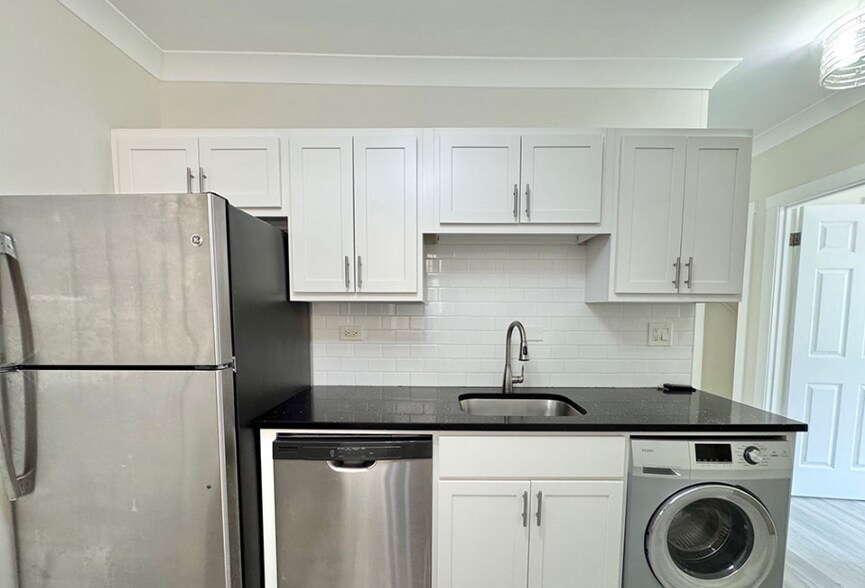 Building Photo - 1425 W Hutchinson St