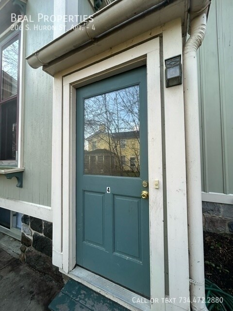 Building Photo - 206 S Huron St