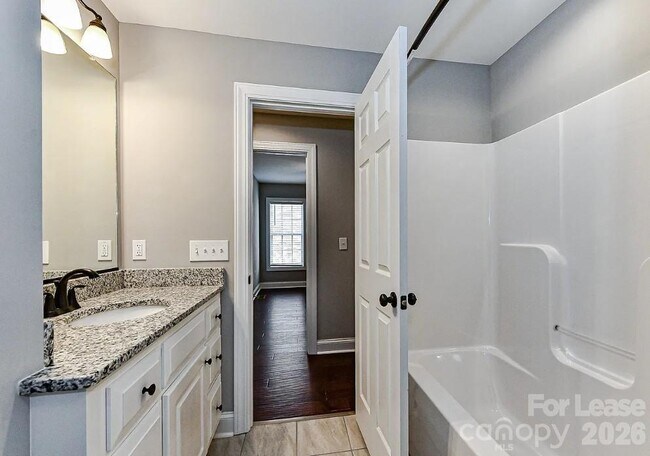 Building Photo - 704 N Main St