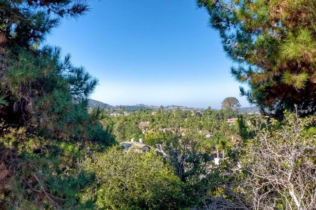 Building Photo - Spectacular 4 bd. 3 bath home in prime Dis...