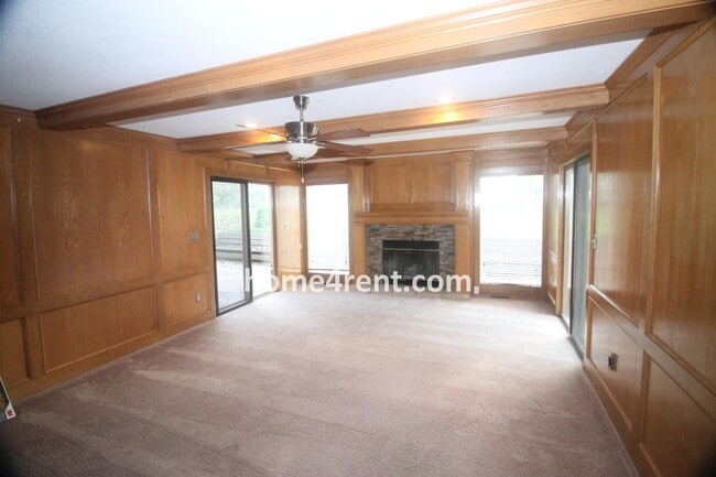 Building Photo - Gorgeous Lake Home w/ Beautiful Walking Tr...