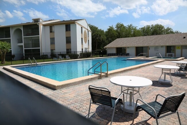 Building Photo - 1/1 first floor condo with community pool ...