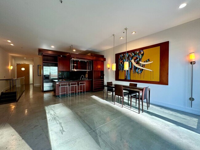 Building Photo - FURNISHED LUXURY TOP-FLOOR 2BR/2.5BA PENTH...