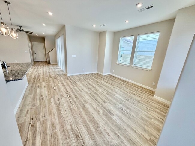 Building Photo - Beautiful 3 Bedroom Home In Desert Color!