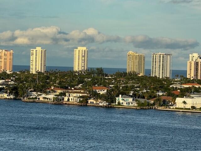 Building Photo - 2650 Lake Shore Dr