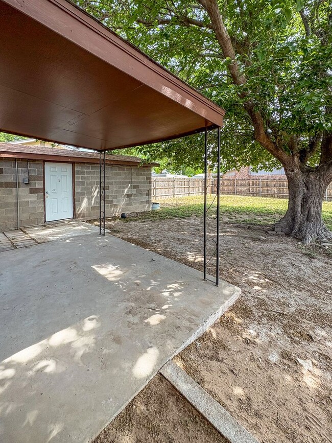 Building Photo - 4000 Mescalero Dr