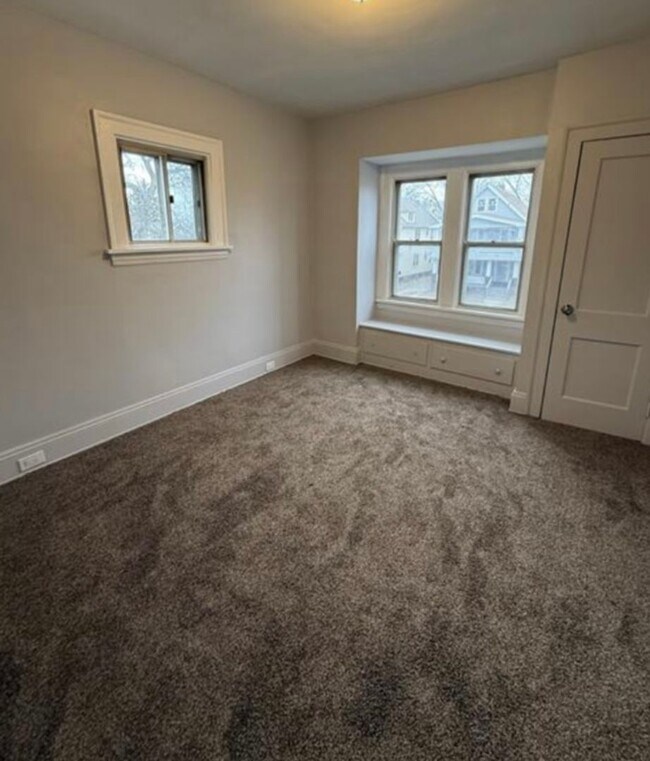 Building Photo - 3bd Single Section 8