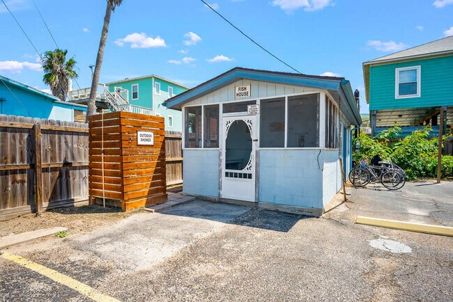 Building Photo - 2025 Eleventh Street-SI FL1-ID1023252P