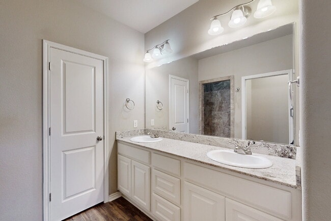 Building Photo - Welcome Home to Summit Crossing